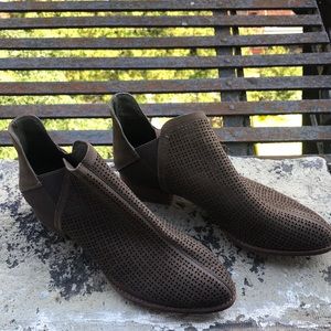 Like new Vince Camuto booties!